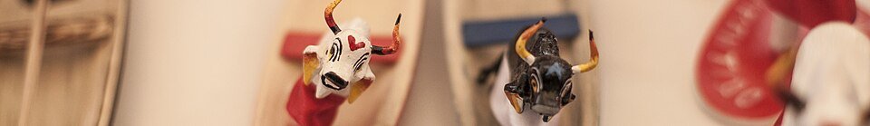 Itens do Festival de Parintins representando Garantido e Caprichoso